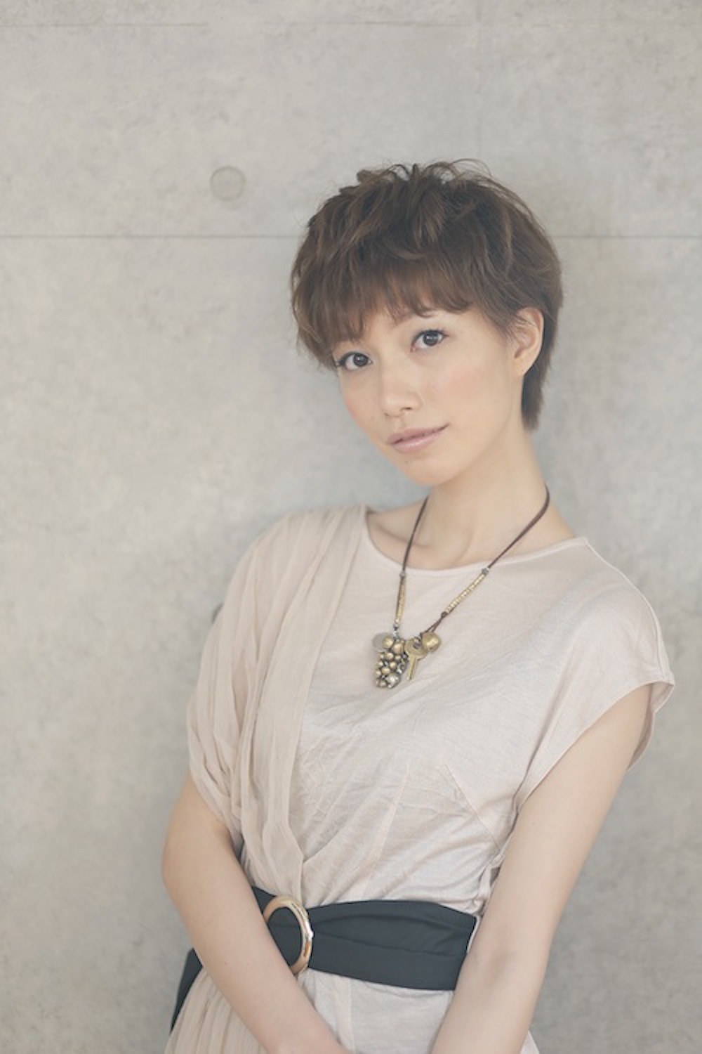 belleショートヘアの女性(正面)
