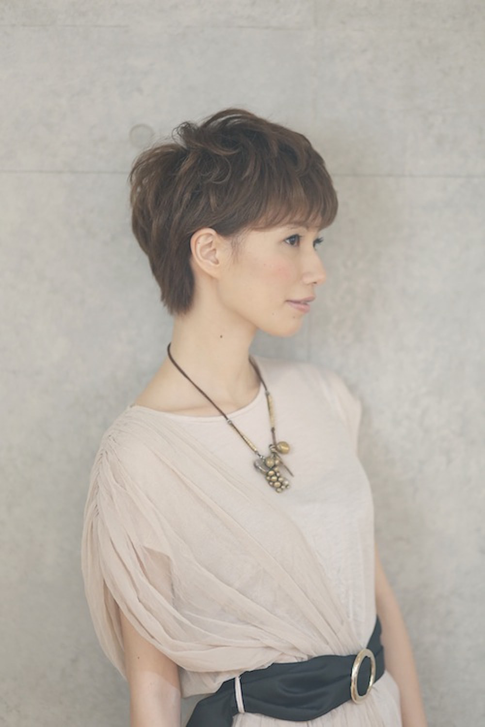 belleショートヘアの女性(サイド)