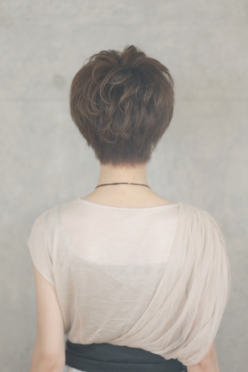 belleショートヘアの女性(バック)