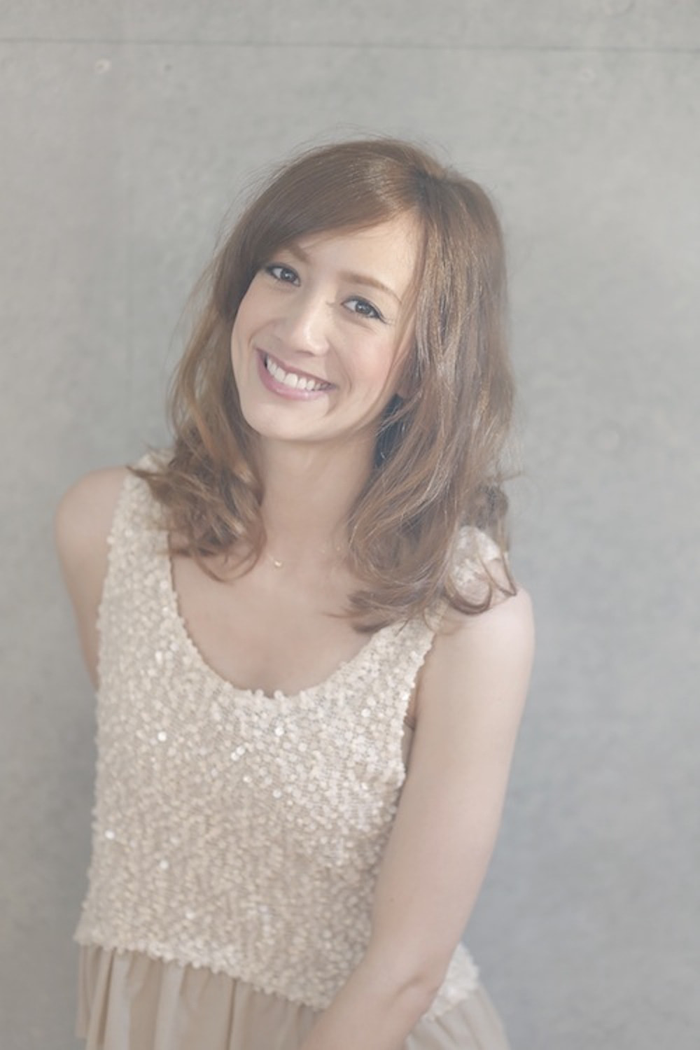 リラックスウェーブヘアの女性(斜め横)