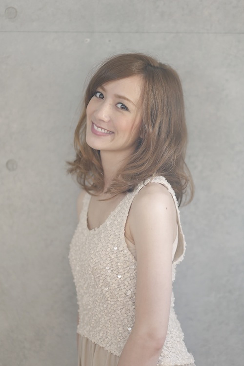 リラックスウェーブヘアの女性(サイド)