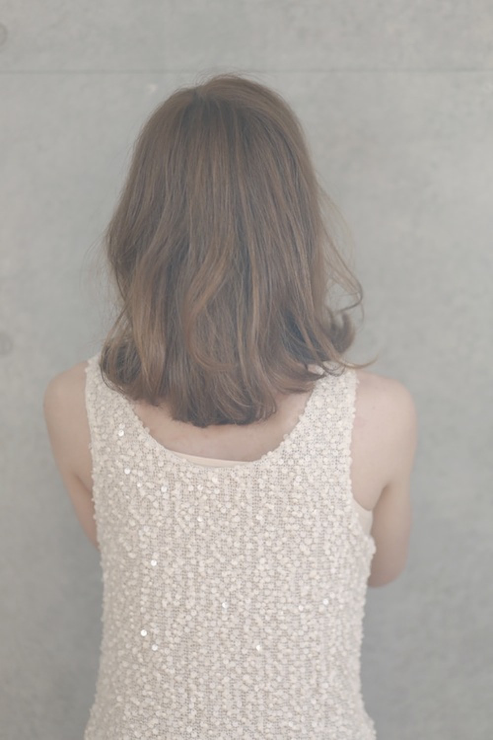 リラックスウェーブヘアの女性(バック)