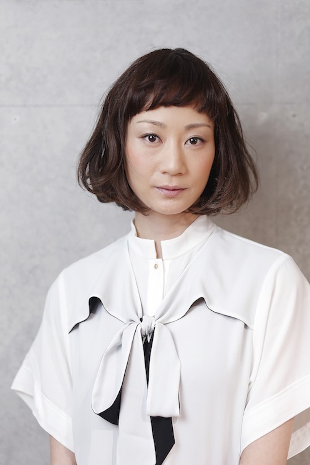 ショートバングヘアの女性（正面）