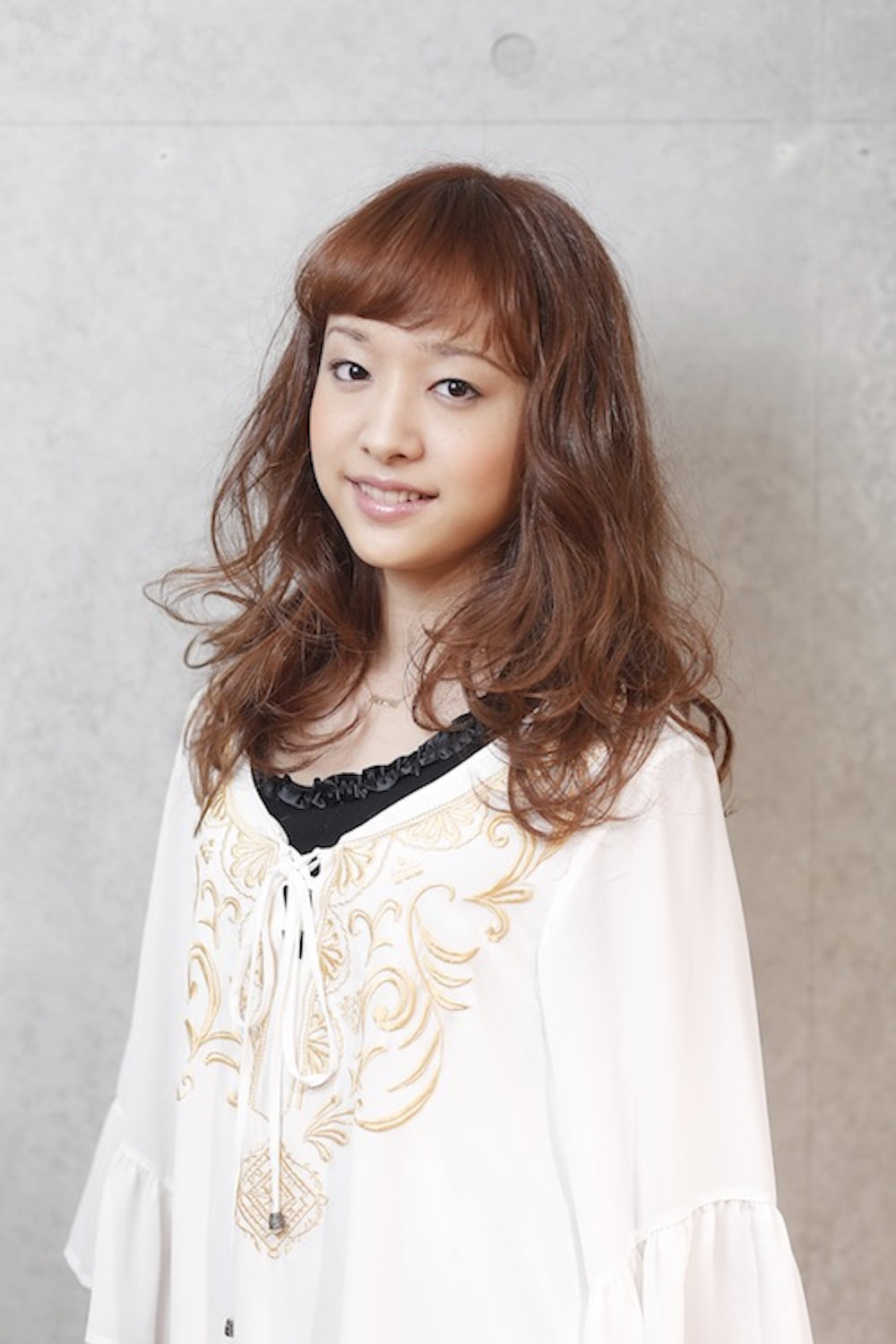 ハイトーンロングヘアの女性(正面)