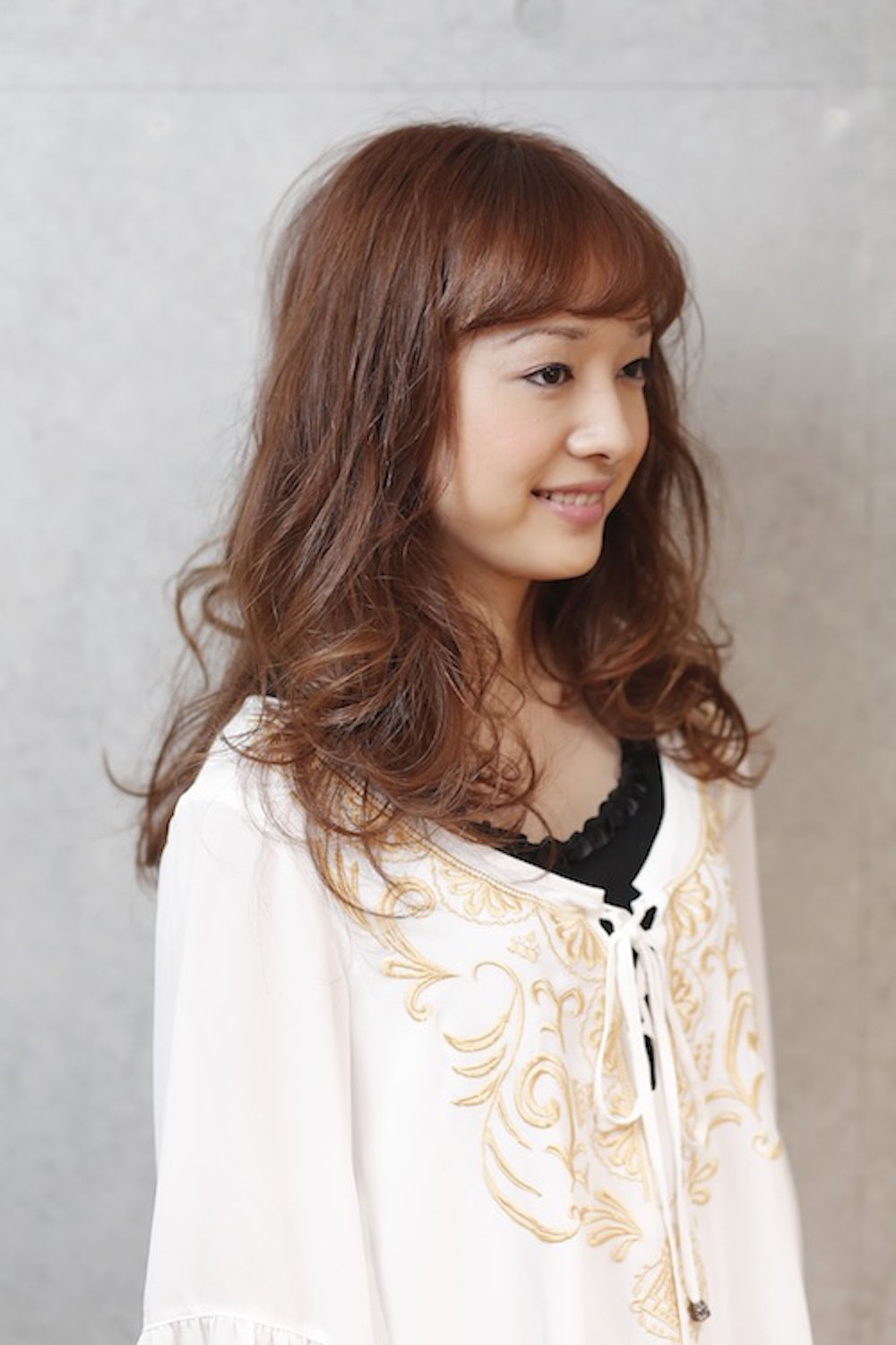 ハイトーンロングヘアの女性(サイド)