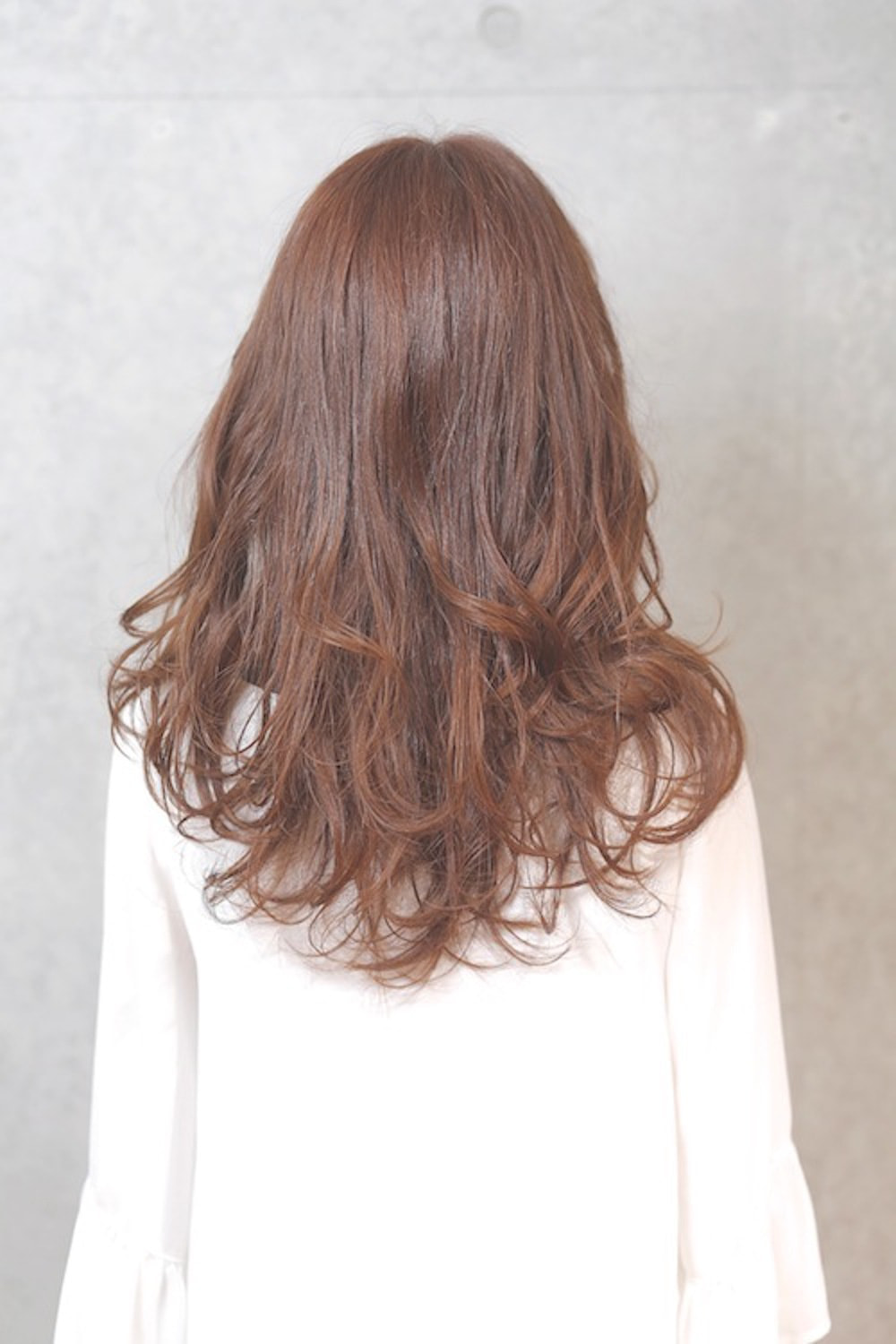 ハイトーンロングヘアの女性(バック)