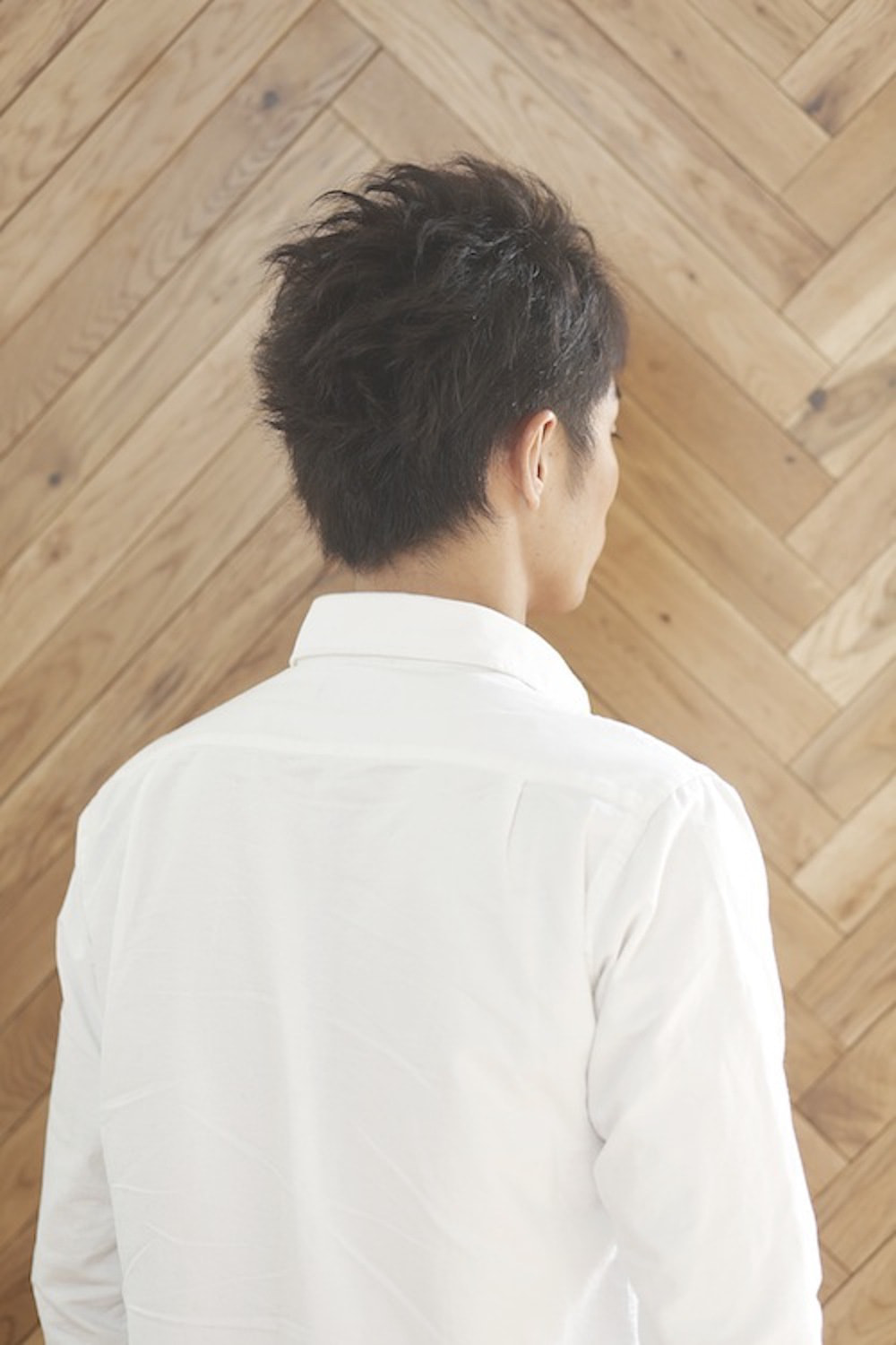 ナチュラルショートヘアの男性(バック)