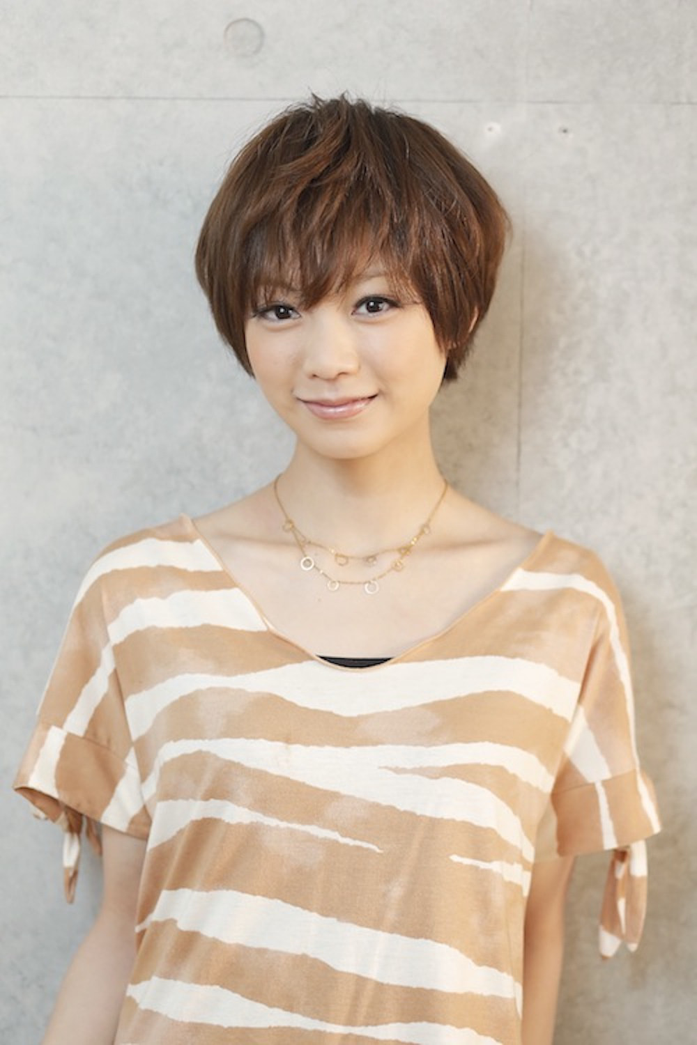 エレガントショートヘアの女性(正面)