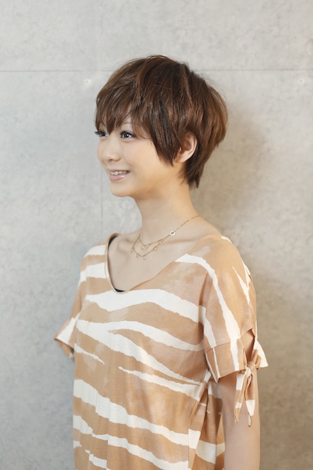 エレガントショートヘアの女性(サイド)