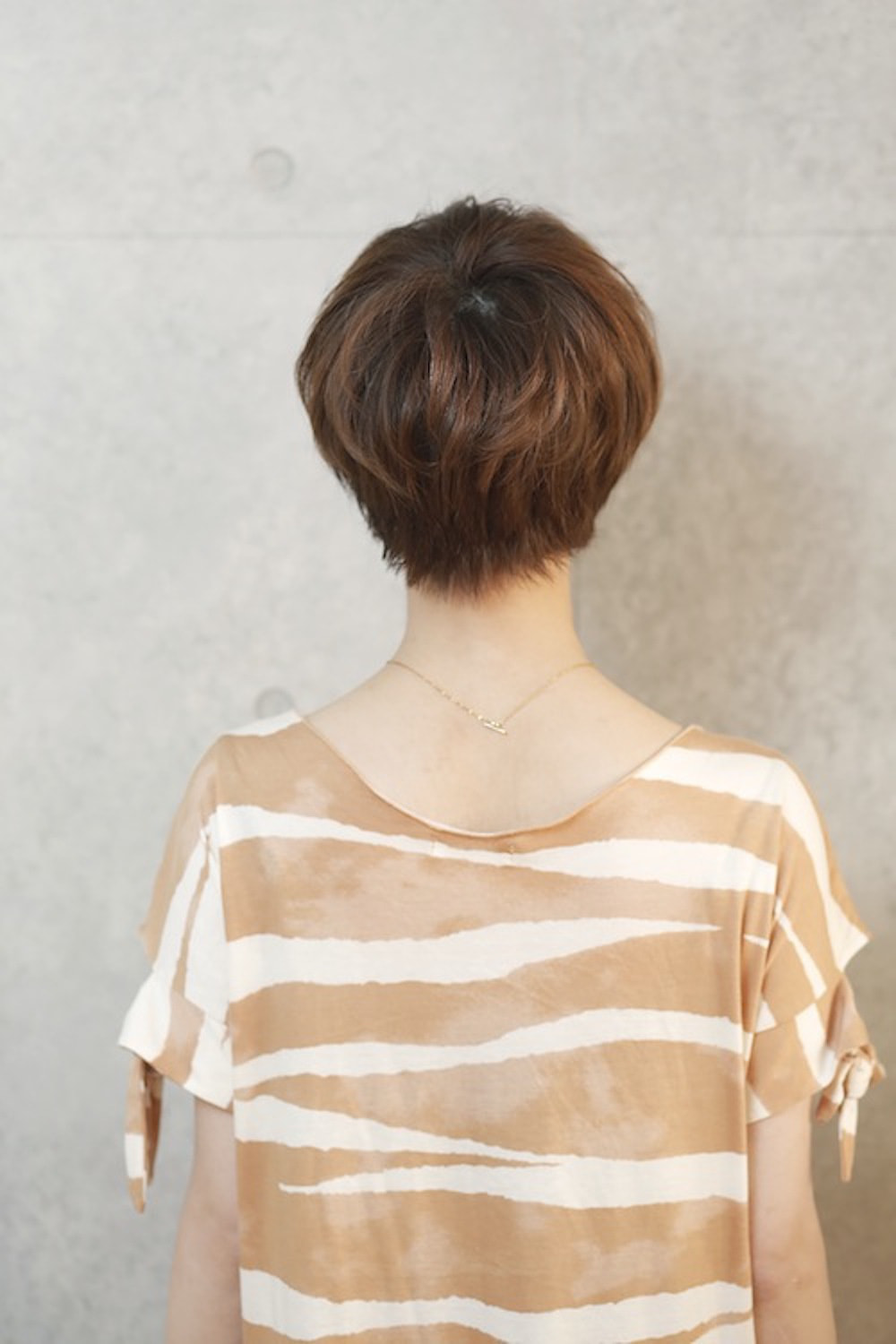 エレガントショートヘアの女性(バック)