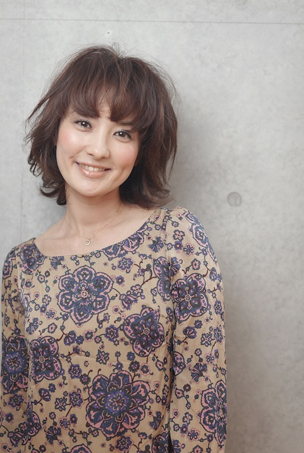 正面を向いてるスイートボブヘアの女性