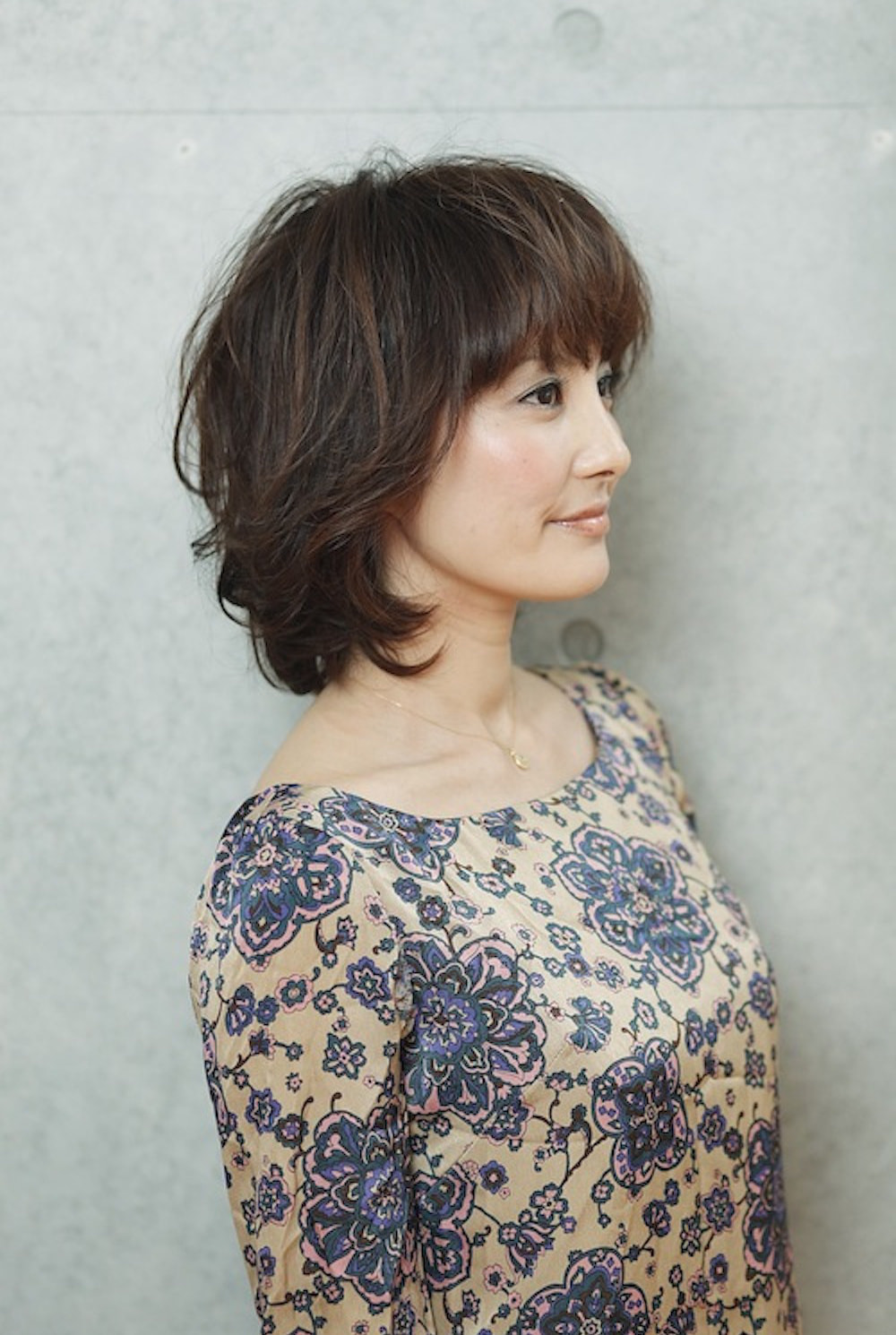 横向きのスイートボブヘアの女性