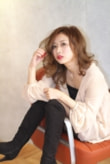 大人の色香ヘアスタイル（椅子に座った姿勢）