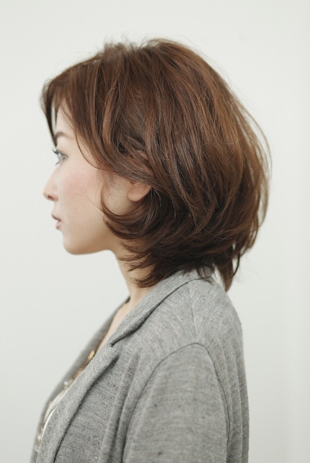 大人ボブのヘアスタイル（横向き）