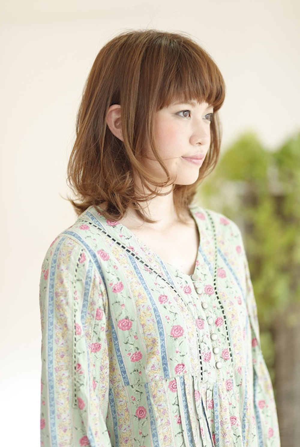 横向きの外ハネヘアの女性