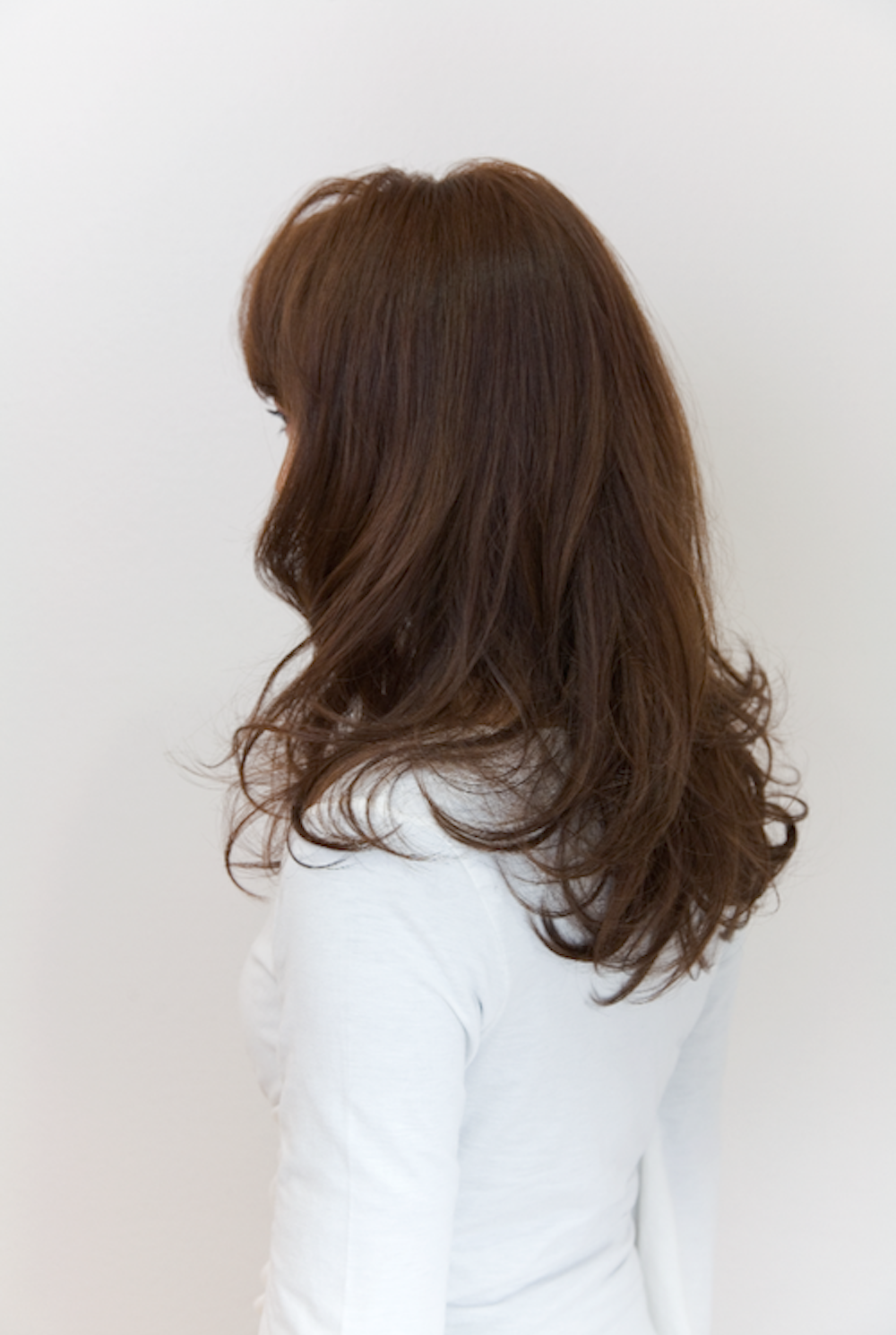 リラックスモードヘアの女性(サイド)