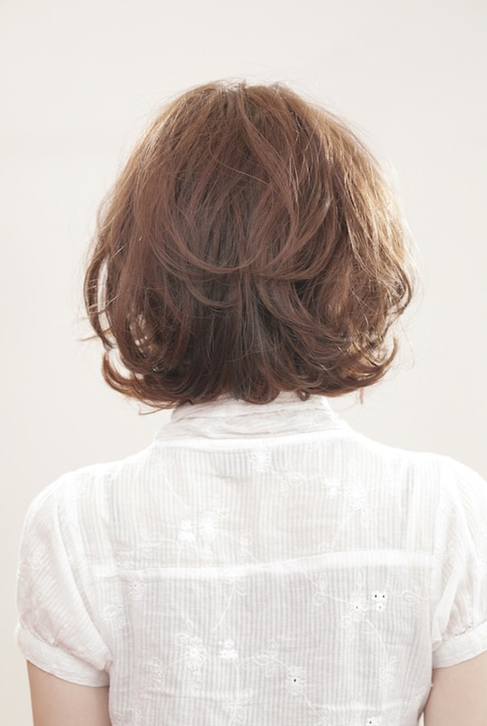 ウェーブボブヘアスタイルの女性（バック）