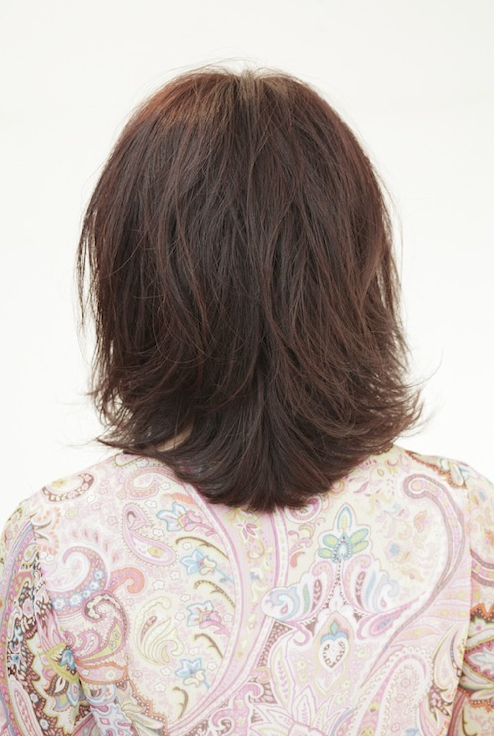 ニュアンスセミディヘアの女性（後ろ向き）