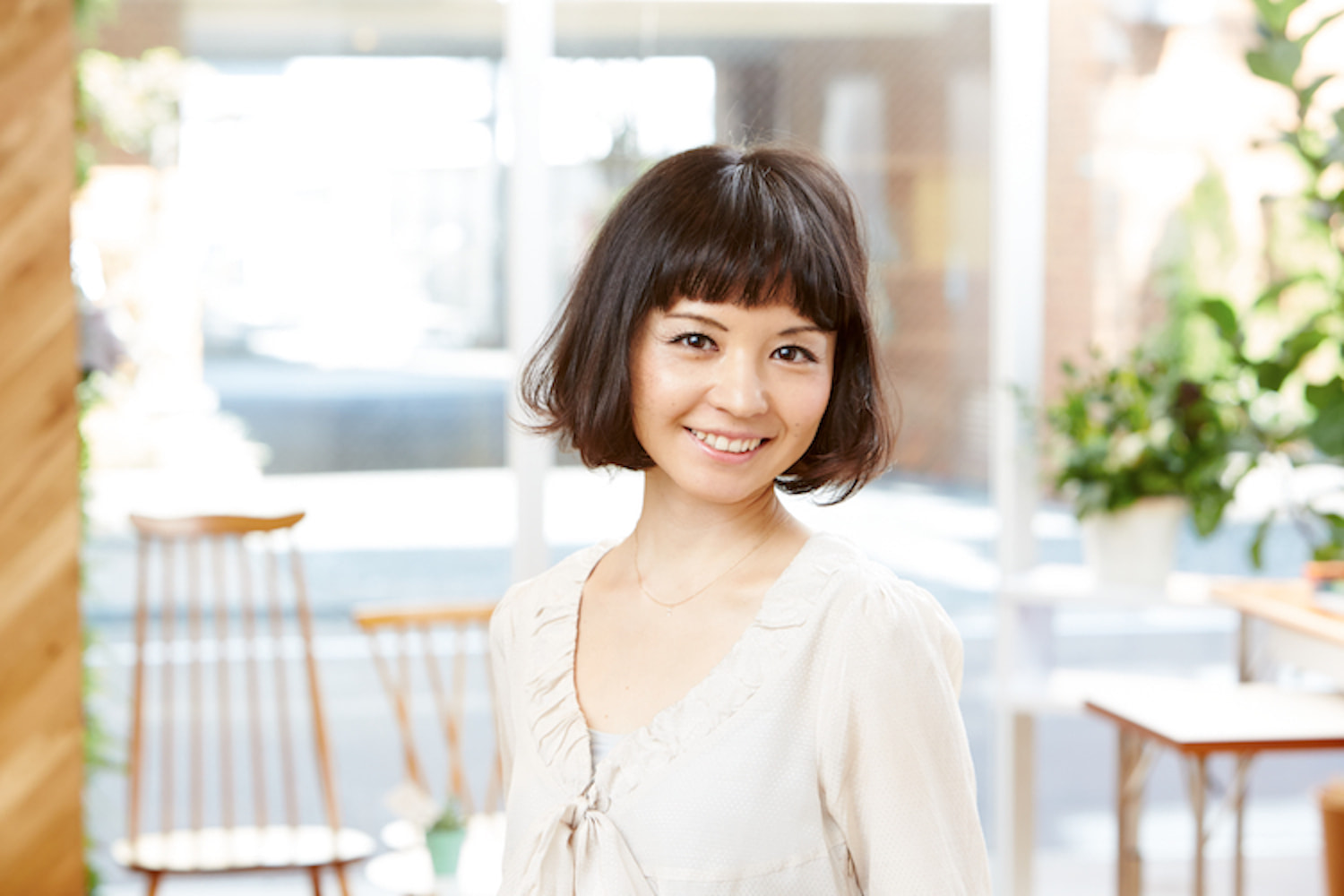 シフォンボブヘアの女性(正面)