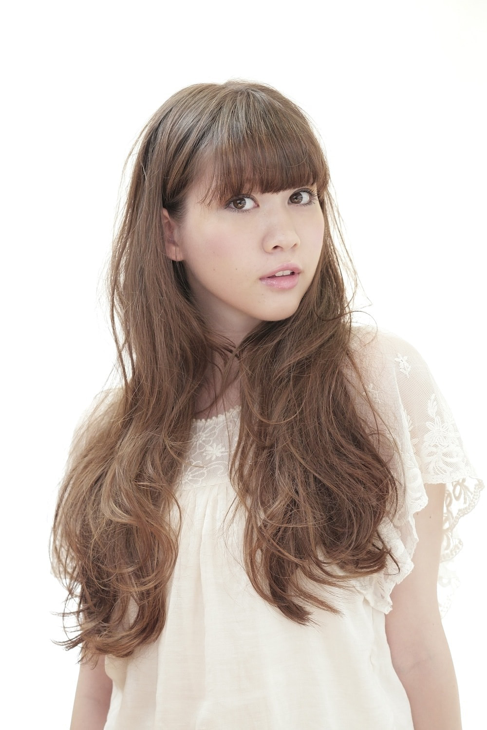 ロングウェーブヘアスタイルの女性