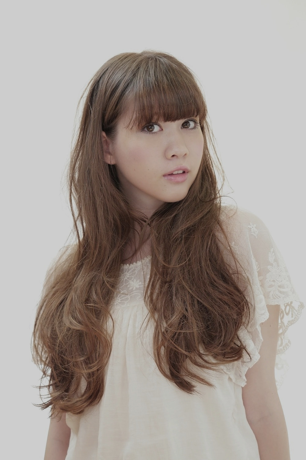 ロングウェーブヘアスタイルの女性