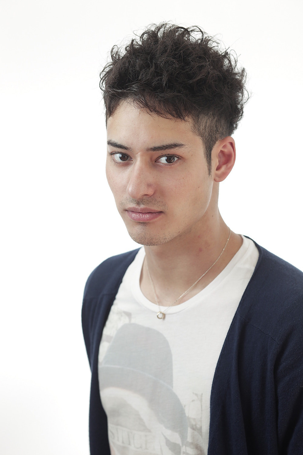 ツーブロックヘアの男性