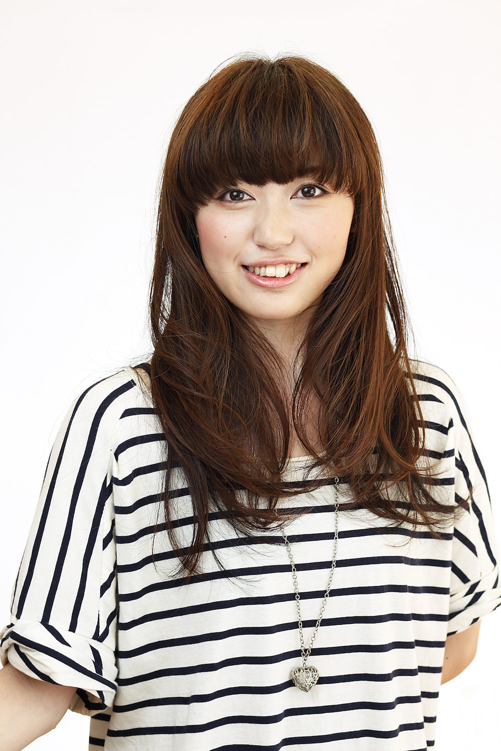 緩いパーマヘアの女性