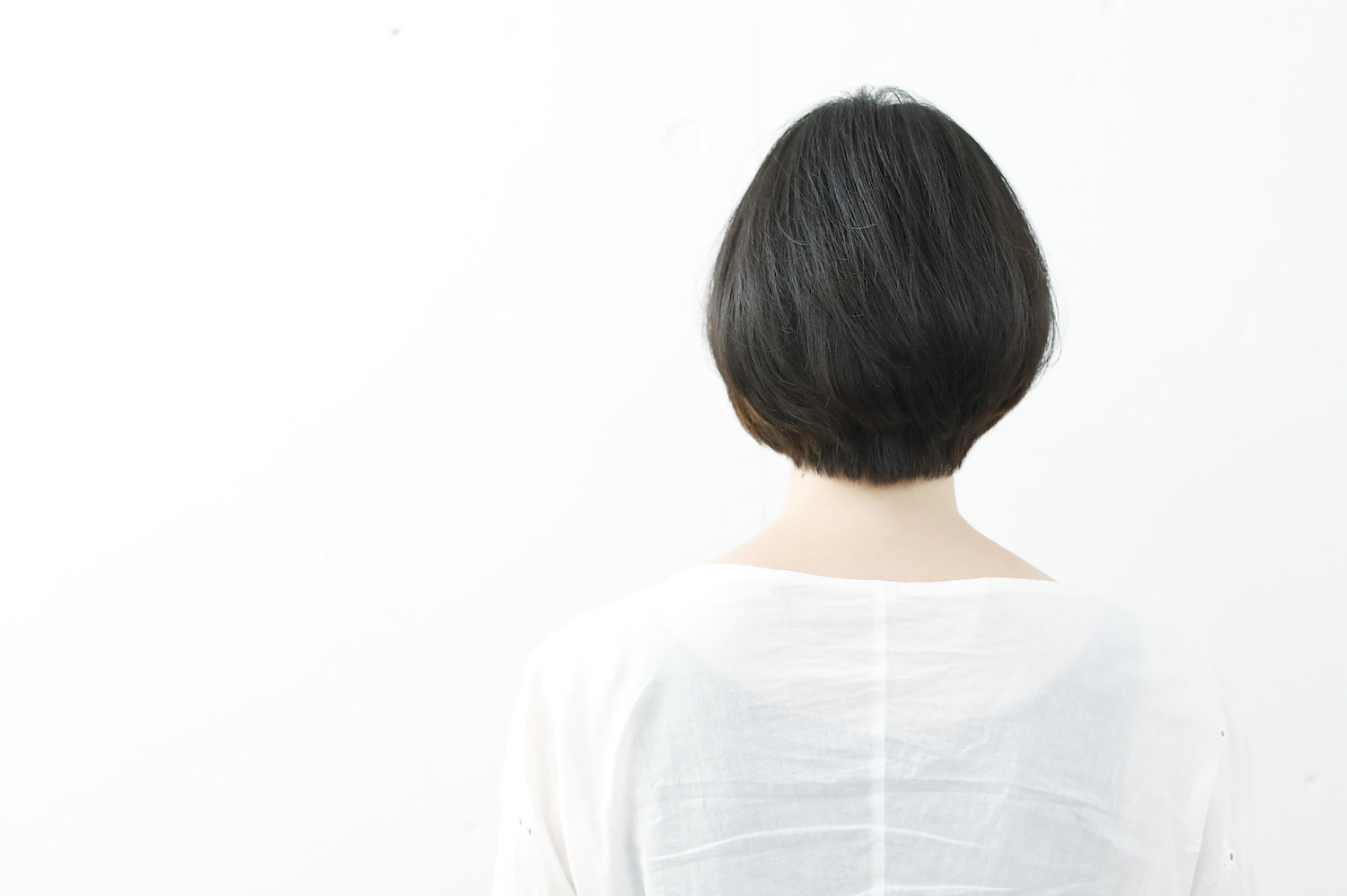 マッシュショートヘアの女性（後ろ髪）
