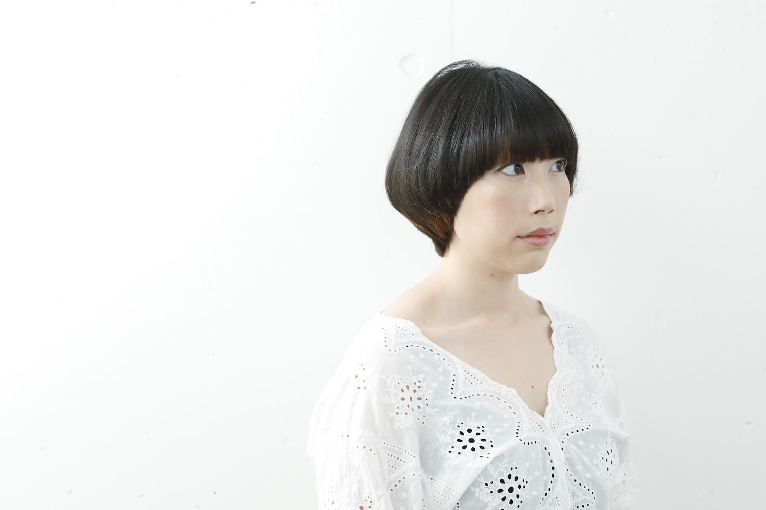 マッシュショートヘアの女性