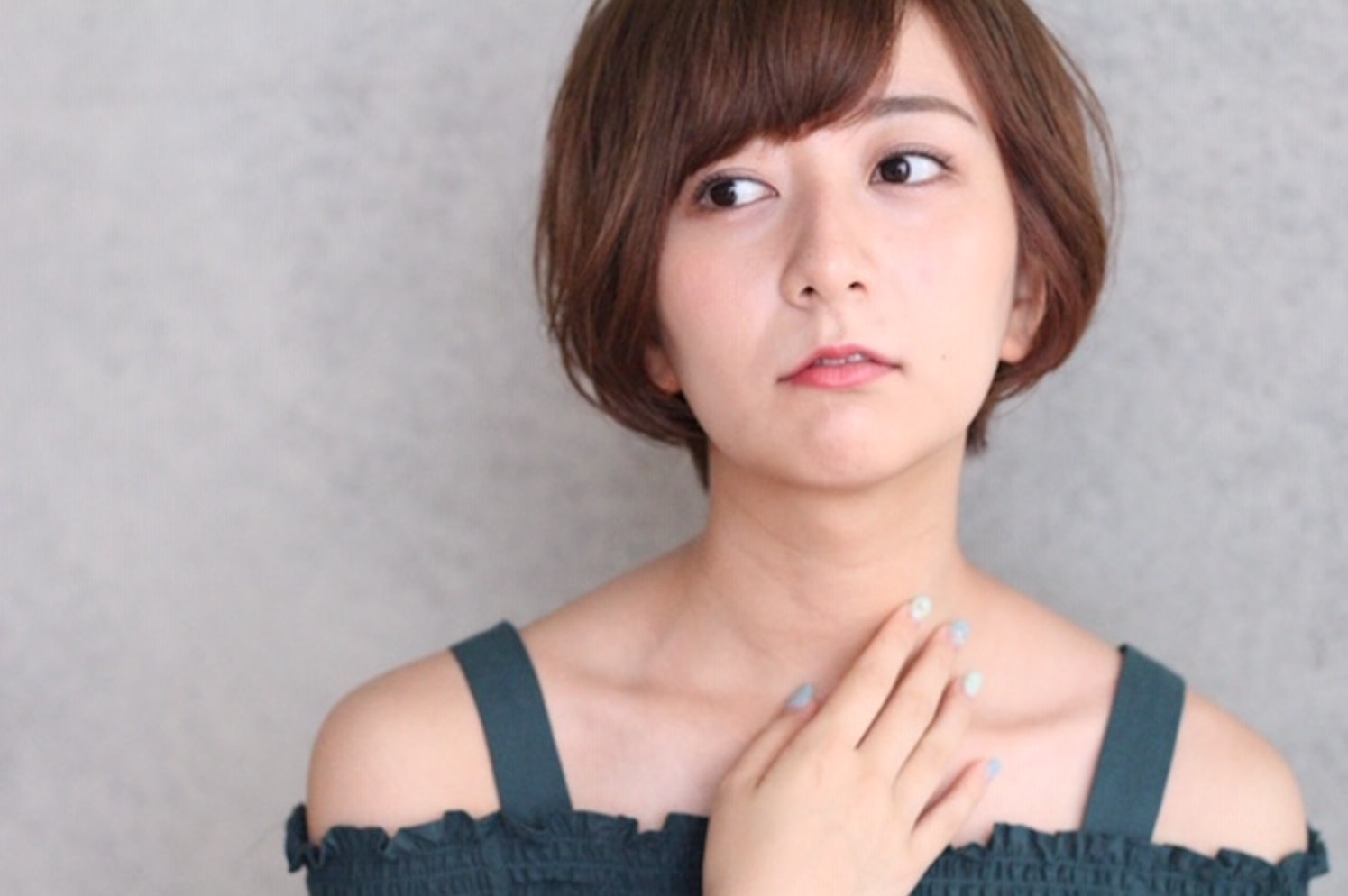 愛されショートボブの女性（流し目）
