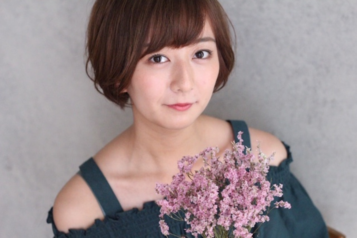 花束を持った、愛されショートボブの女性