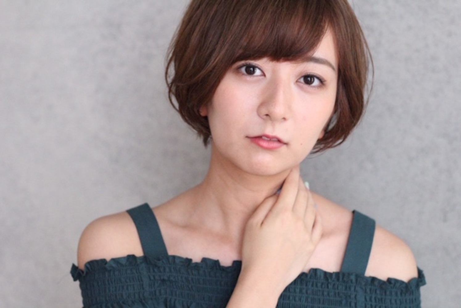 愛されショートボブヘアの女性(正面)