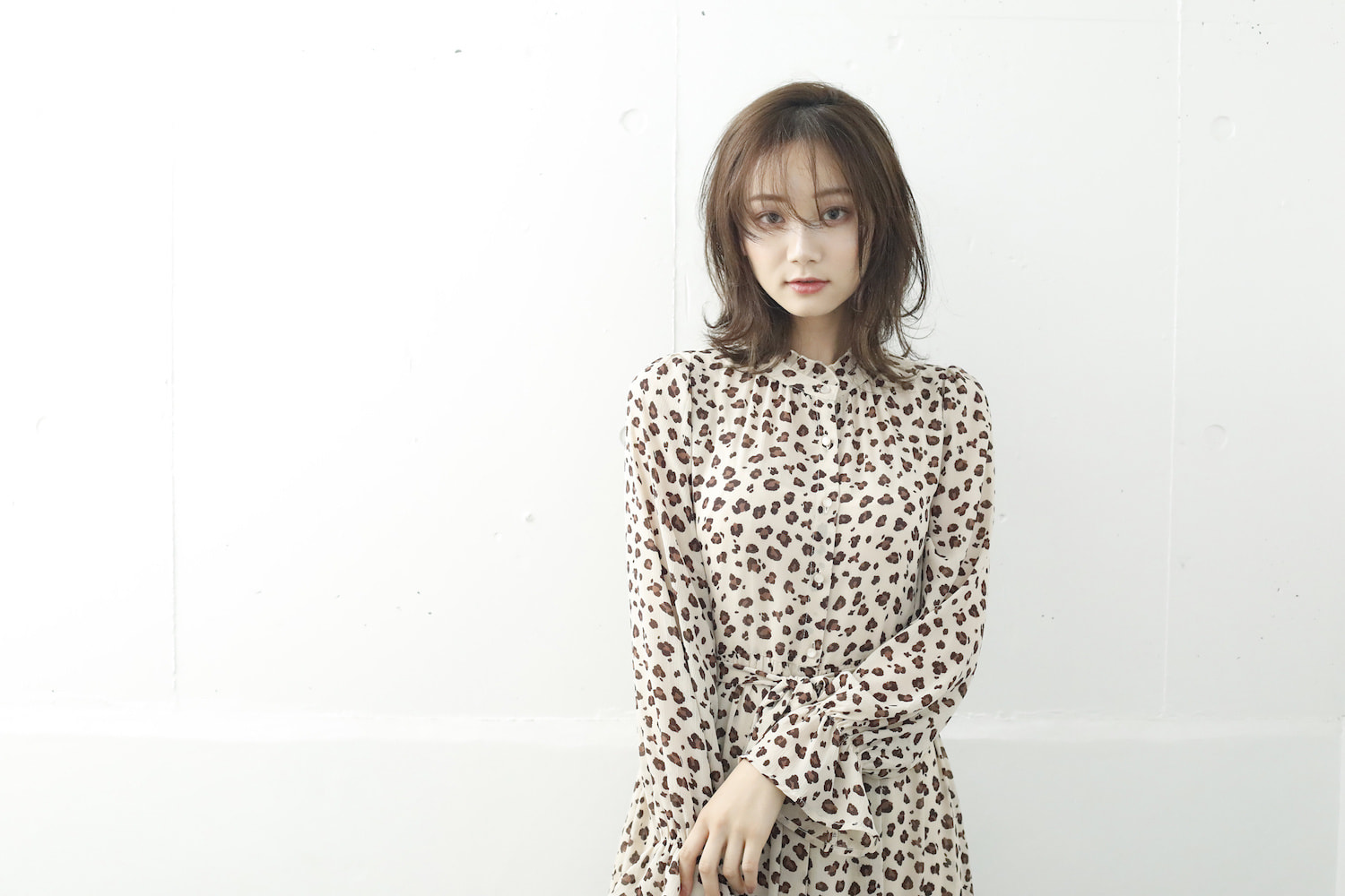 寝起きのようなゆるいヘアスタイルの女性(引き)