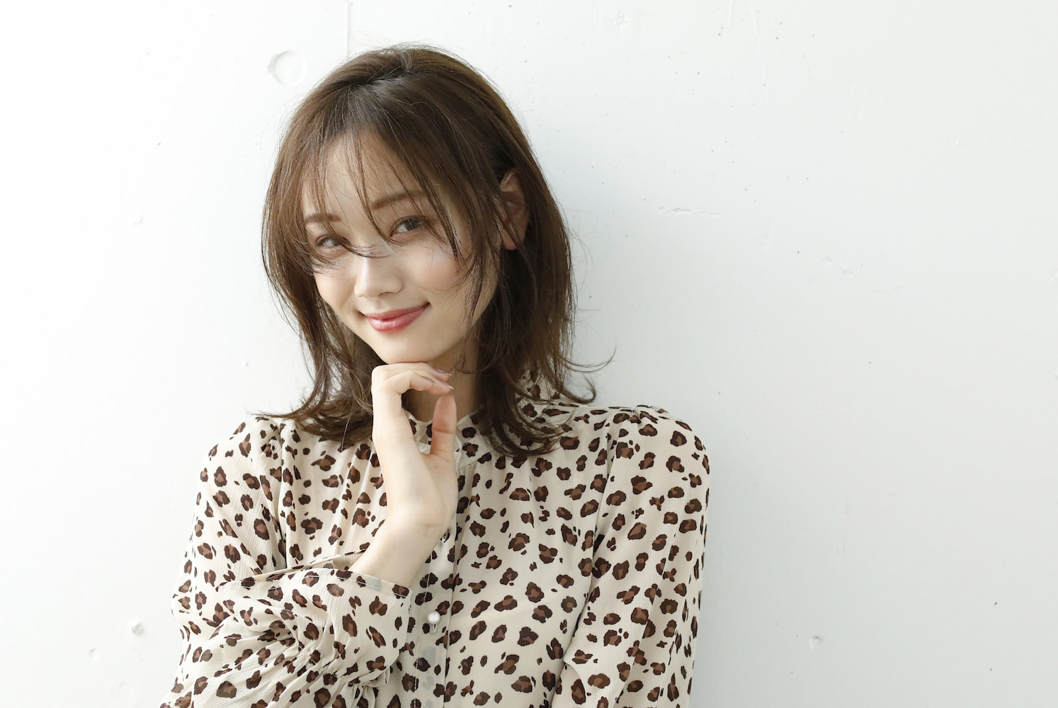 寝起きのようなヘアスタイルの女性(右手を顎の下置いてる)