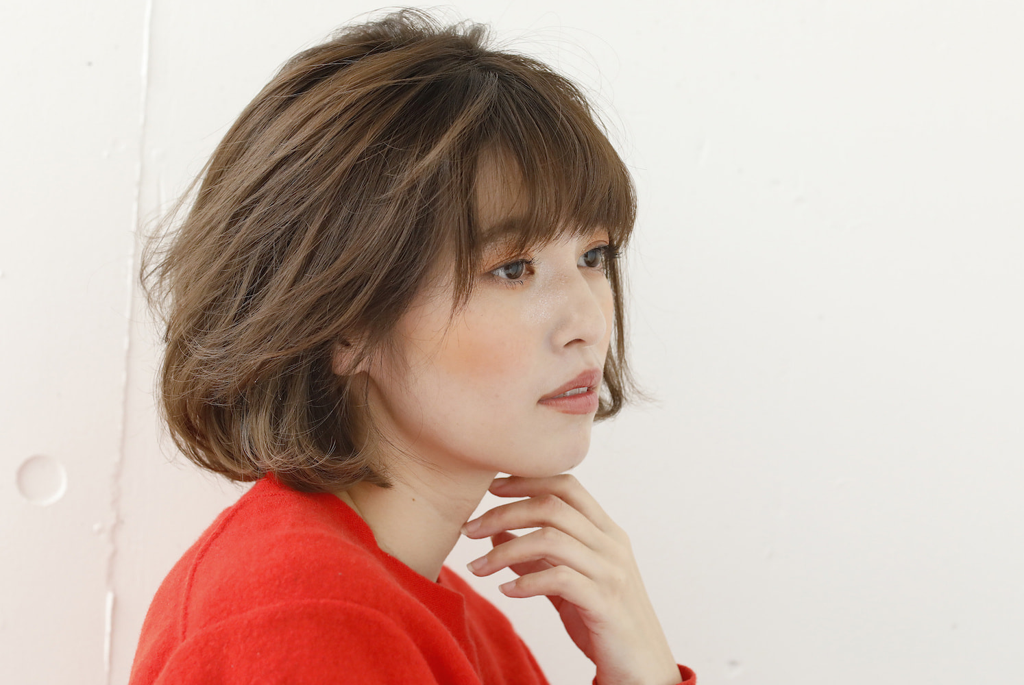 ふんわりミニボブの女性(横顔)