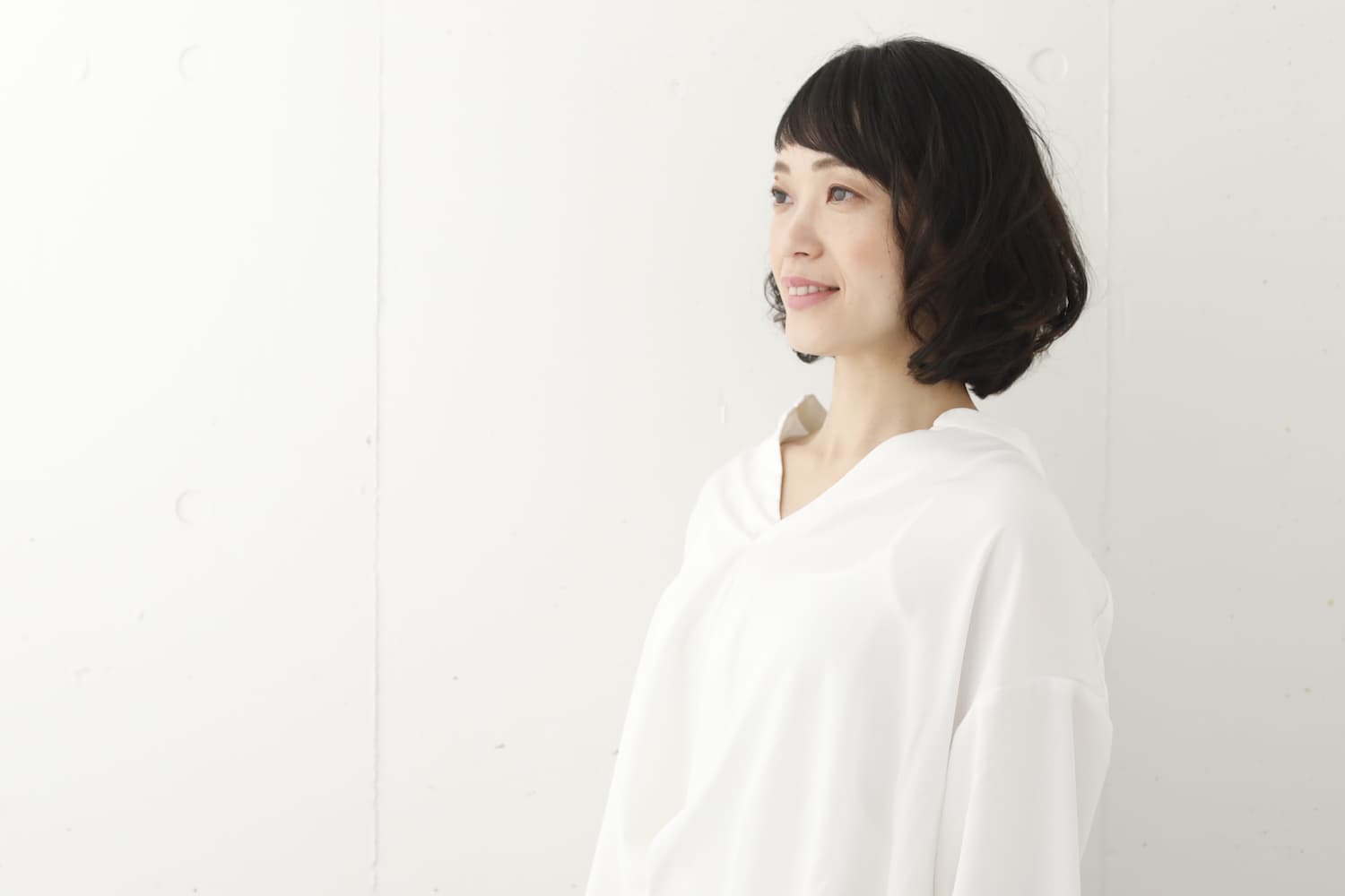 パーマのあるボブスタイルの女性