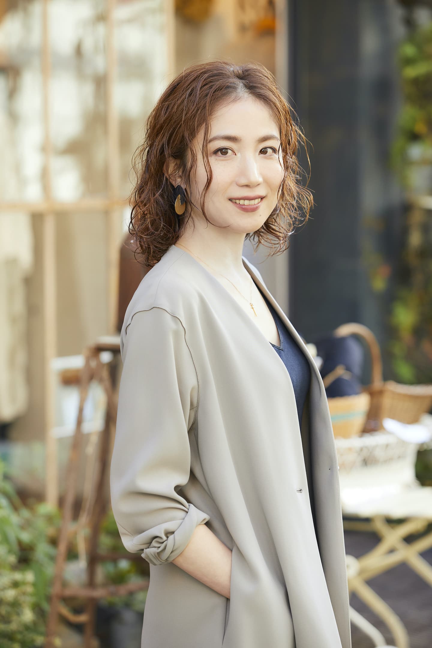 ウェーブの強いクールなツヤ髪スタイル（全身）