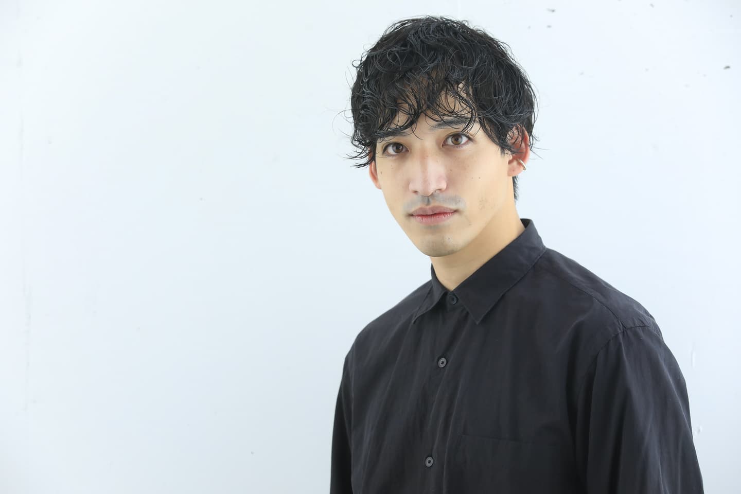 メンズ強めパーマ、ウェットな刈り上げスタイル